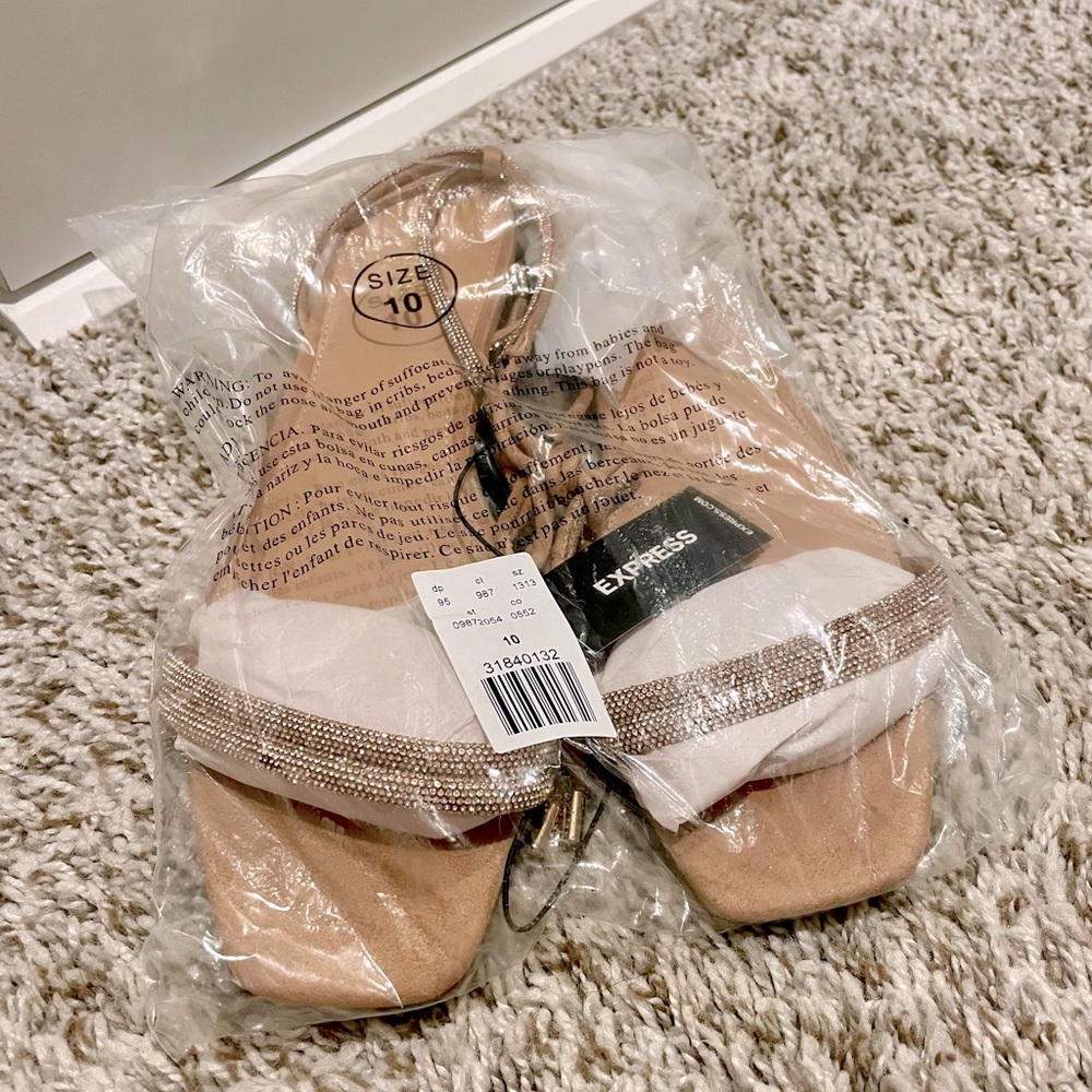 New w/o box Express Sandals